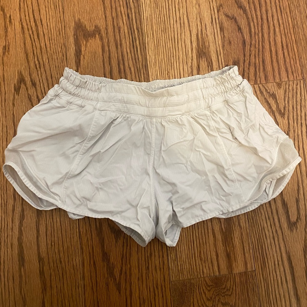 size 4 white hotly hots 2.5 inch